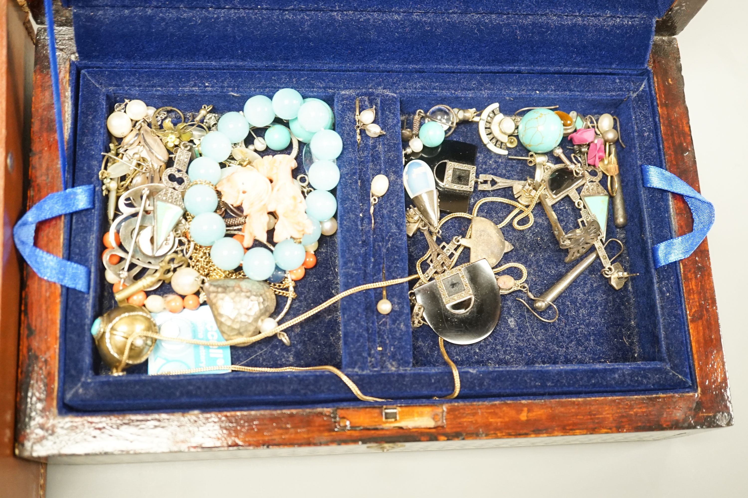 A quantity of mixed mainly costume jewellery including 925, marcasite set and necklaces including freshwater pearl and malachite.